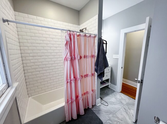 Building Photo - Charming Duplex in the Heart of Uptown New...