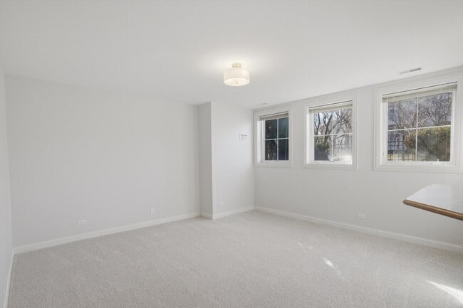 Building Photo - 1891 Admiral Ct