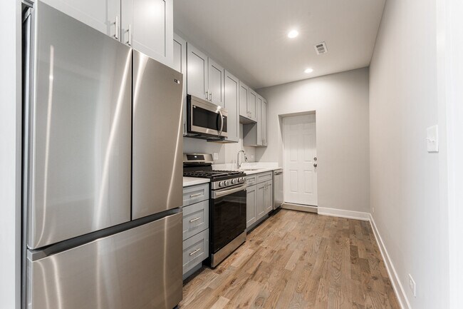 Building Photo - 926 W 32nd Pl