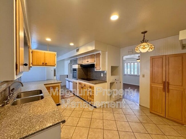 Building Photo - 29820 Thornhill Dr