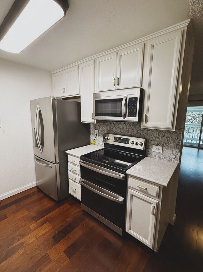 Building Photo - 1 Bed Condo in the heart of everything