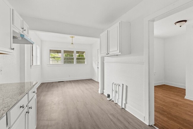 Building Photo - Newly Renovated 3 Bedroom 2 Bath Home Avai...