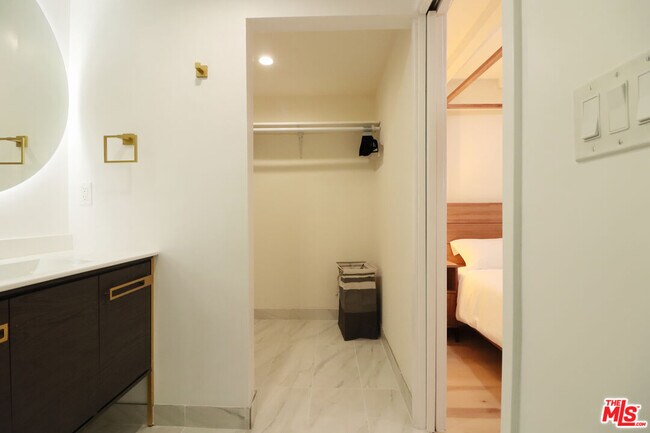 Building Photo - 9042 Phyllis Ave