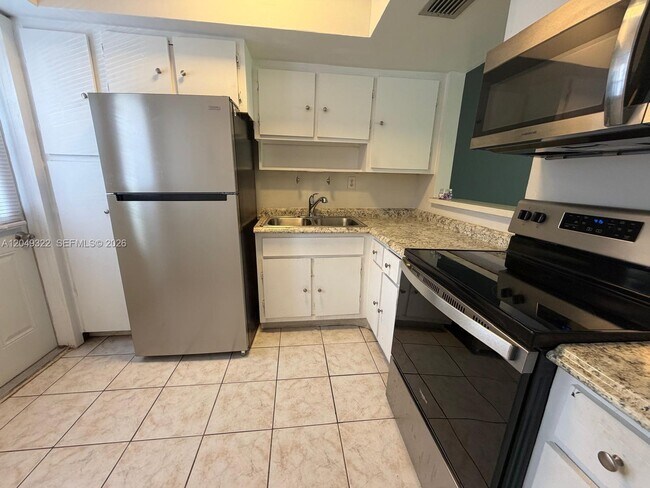 Building Photo - 1333 E Hallandale Beach Blvd