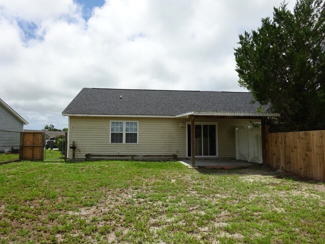 Building Photo - A cutie pie of a home!