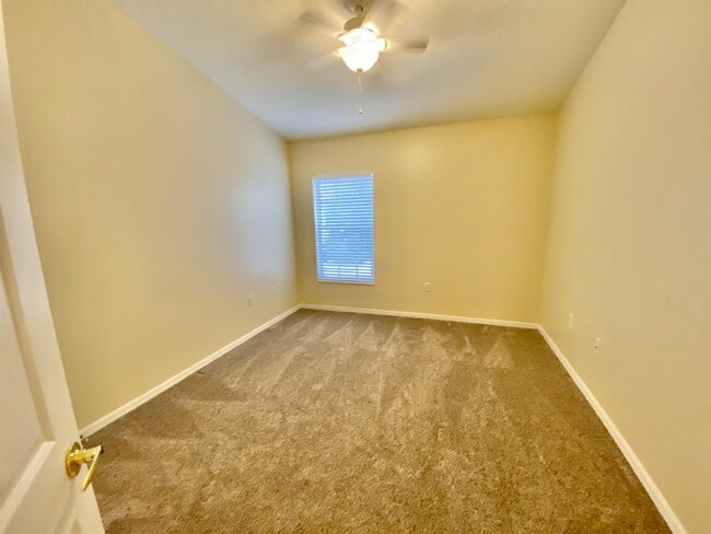 Building Photo - 909 Hampton Cir