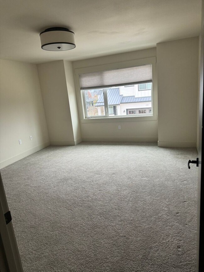 Building Photo - Exceptional 3 Bedroom / 2.5 Bath Modern Townhouse