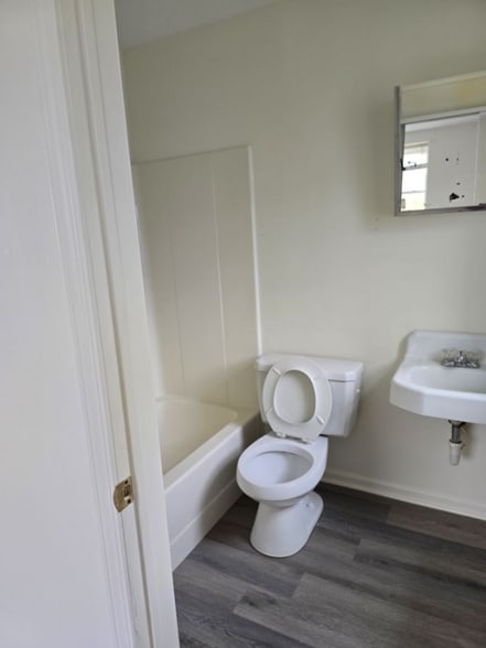 Building Photo - 2 Main St