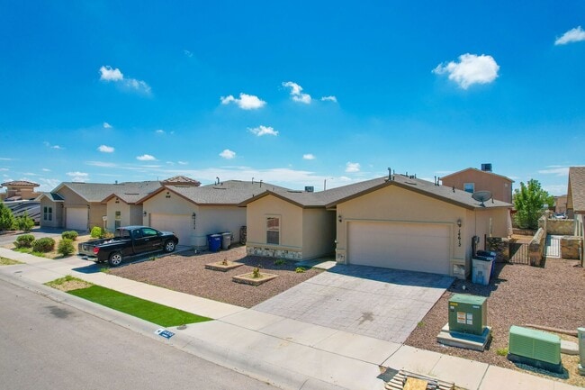 Building Photo - Beautiful East side House 3 bed-2.5 baths in front of Park