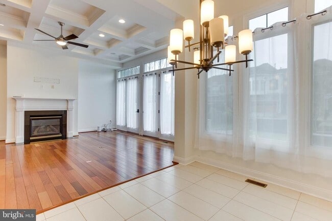 Building Photo - 18353 Fairway Oaks Square