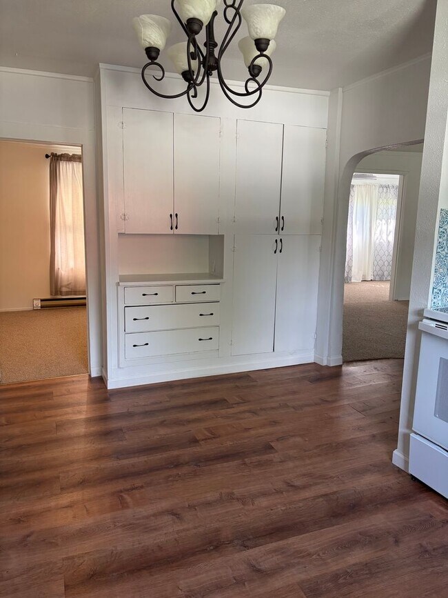 Building Photo - Newly Remodeled Two Bedroom with Sun Room!