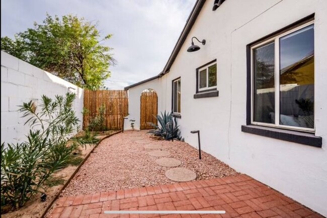 Building Photo - 1802 E Cypress St