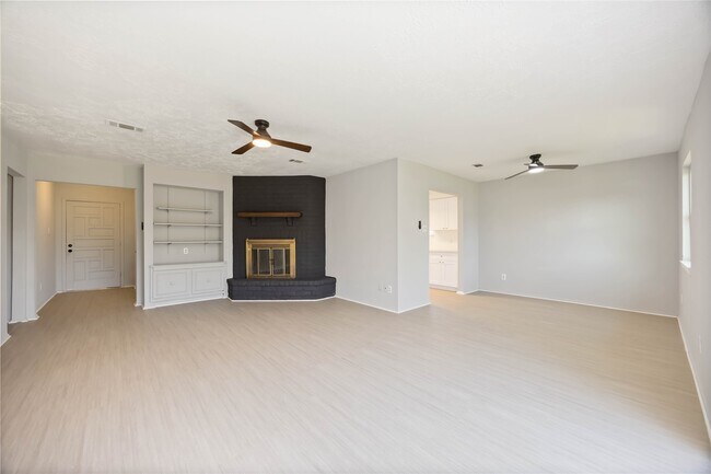 Building Photo - 2302 Green Knoll Dr