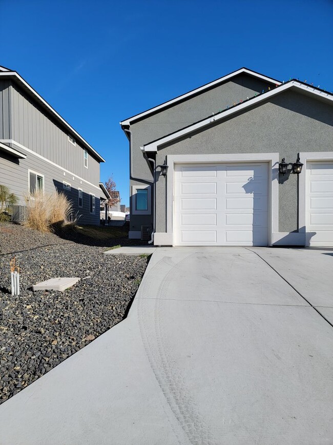 Building Photo - Newer Home Close to freeway access