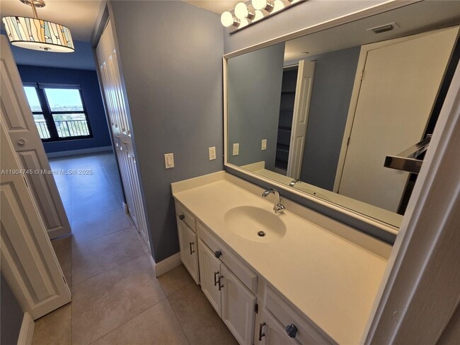 Building Photo - 3200 Port Royale Dr N