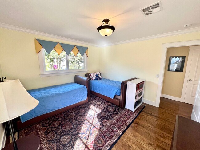 Building Photo - Charming 2 bed 1 bathroom unit in Pacific ...