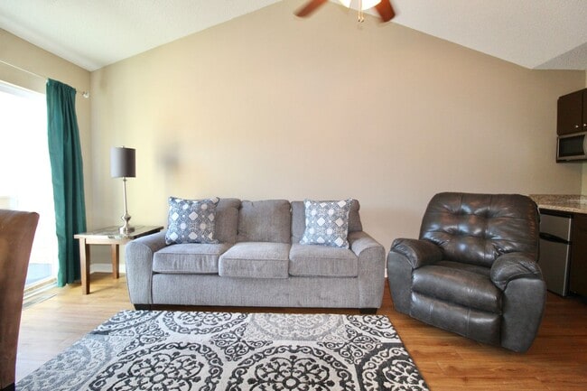 Building Photo - 1315 Bradley Dr