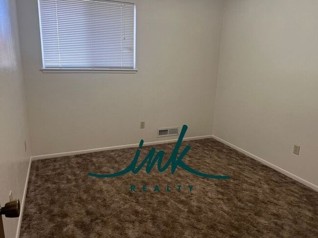 Building Photo - Lovely Gardnerville Townhome