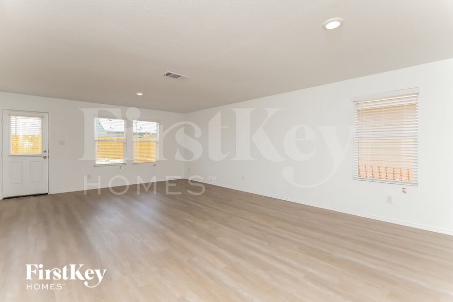 Building Photo - 10643 Erinita Way
