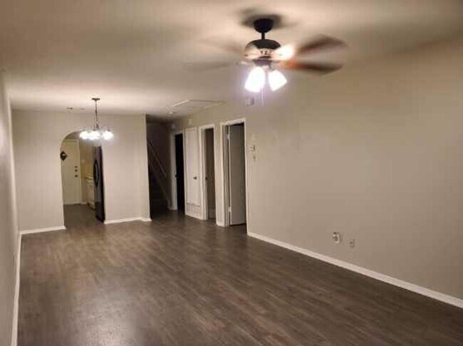 Building Photo - Great 2 Story Duplex