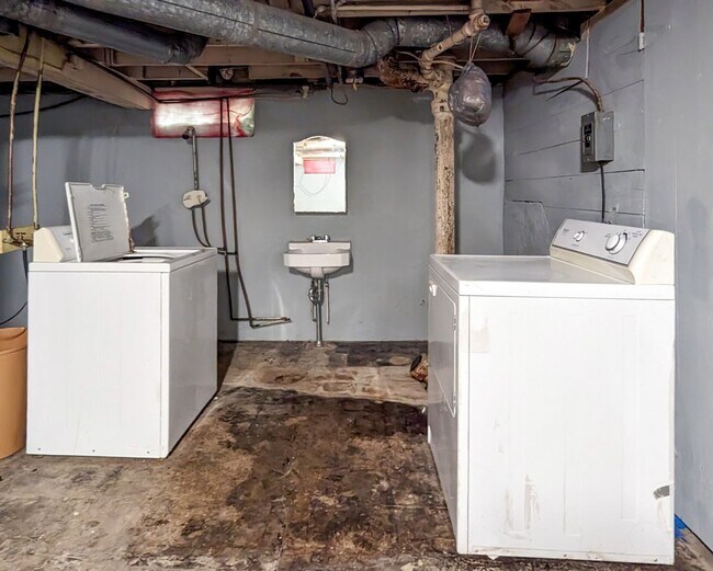 Building Photo - 3 Bedroom Home Preleasing for August 2026! Short Walk from Ball State's Campus! Updated & Spaciou...