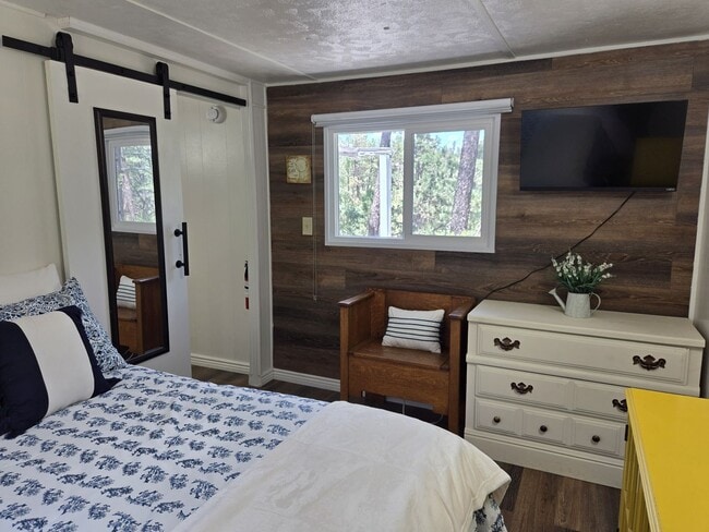Building Photo - Great Two Bedroom Close To Midtown