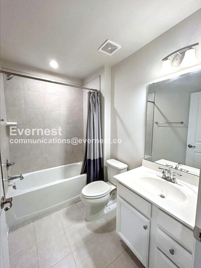 Building Photo - 4 Bed/3.5 Bath Townhome with Garage / Pet-...