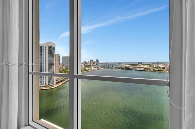 Building Photo - 848 Brickell Key Dr