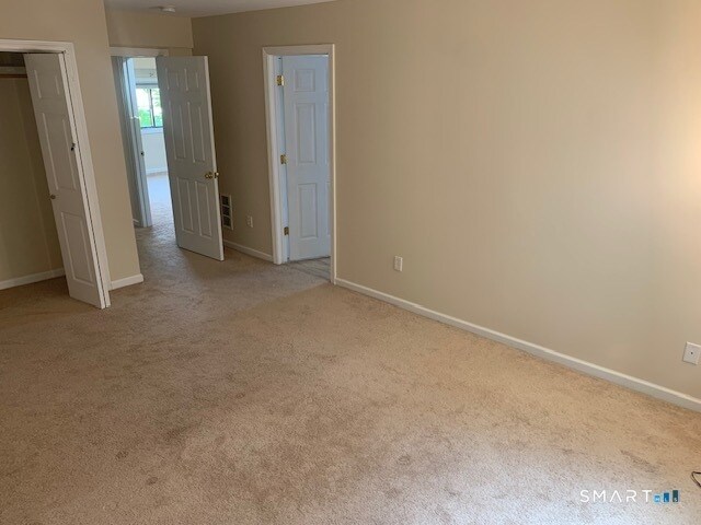 Building Photo - 18 Greenbriar Dr