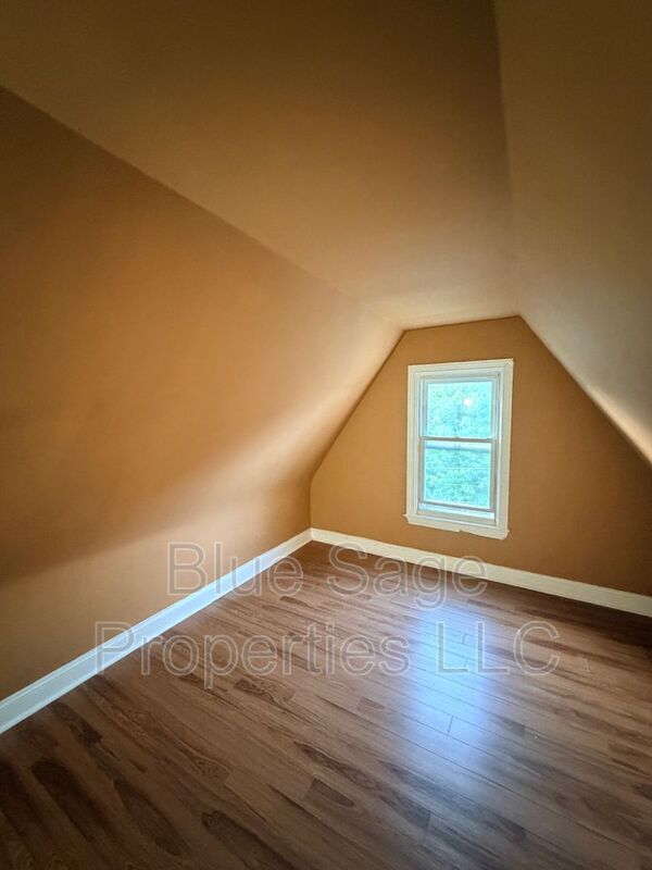 Building Photo - 913 8th Ave