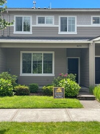 Building Photo - 3 Bedroom / 2.5 Bathroom Townhome - Near Bethany & PCC