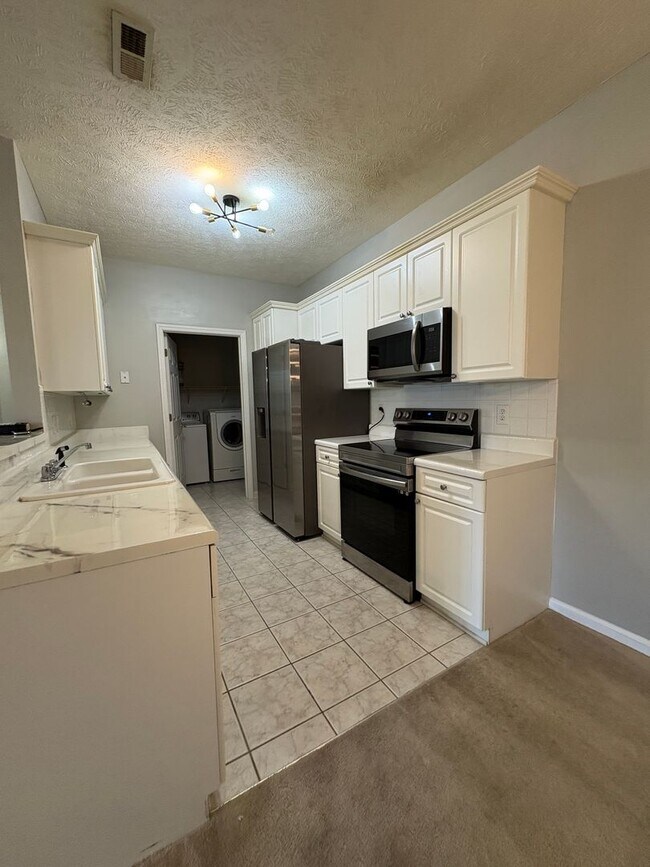 Building Photo - Beautiful 3 Bedroom and 2 Bath Apartment
