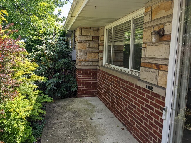 Building Photo - 3002 Mintwood Dr