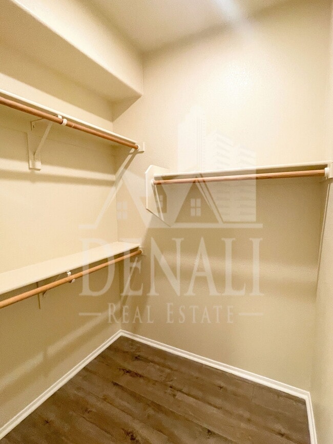 Building Photo - 2929 W Yorkshire Dr