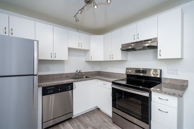 Building Photo - Spacious 2x1 unit with 1st month free! Only $1395