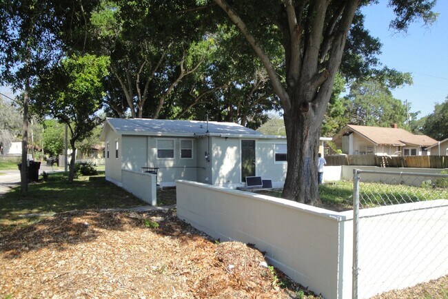 Building Photo - Three Bedroom One Bathroom House For Rent