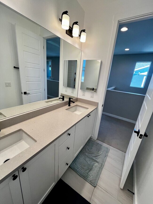 Building Photo - Modern 3-Bedroom Home Close to Gallatin Co...