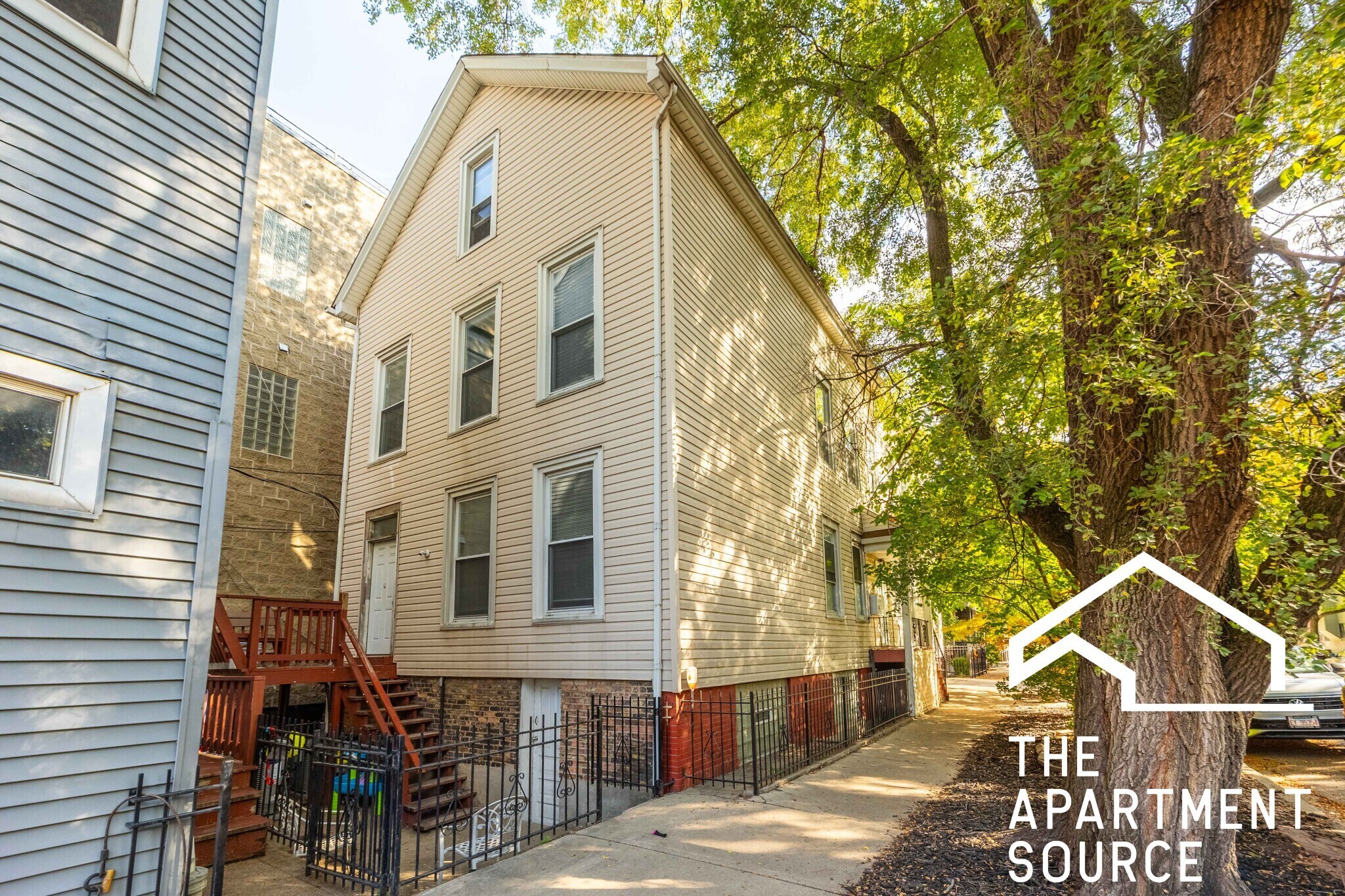 Building Photo - 2301 N Leavitt St