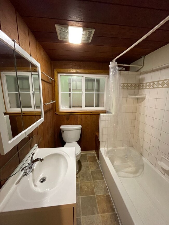 Building Photo - One bedroom Private Hilltop home washer, d...