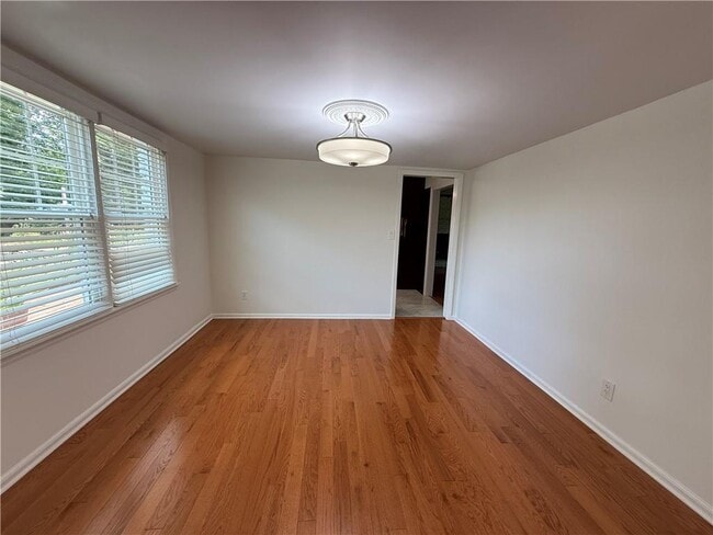 Building Photo - 800 Glenairy Dr NE