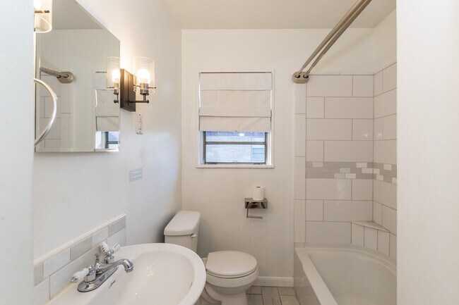 Building Photo - 4942 W 11th St