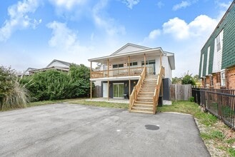 Building Photo - Pretty Lake Furnished Unit 2/1.5 Views! Vi...