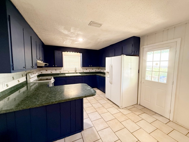 Building Photo - Milton / Pace - 3 bedroom, 2 bathroom