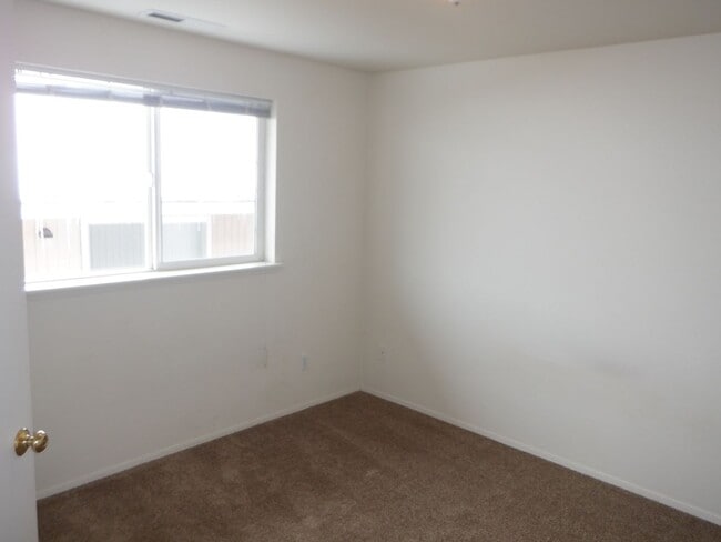 Building Photo - Single Level 2 Bed/2 Bath Unit with Garage...