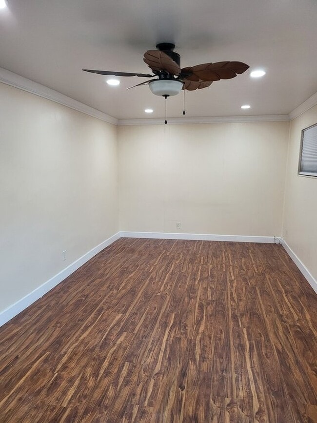 Building Photo - 1323 W Mauretania St