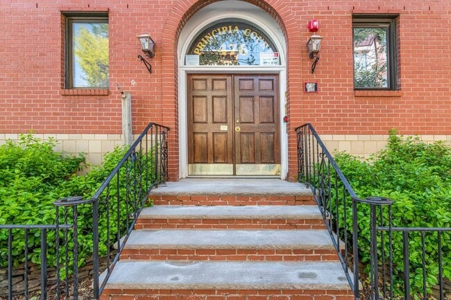 Building Photo - 476 Monmouth St