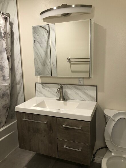 Master bathroom - 339 S Catalina Ave