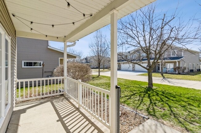 Building Photo - FOUNTAIN POINTE TOWNHOME!! 2 Bed, 2.5 Bath Townhome in Ankeny