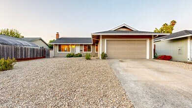 Building Photo - Bright 4 Bedroom 2 Full Bathroom Home with...