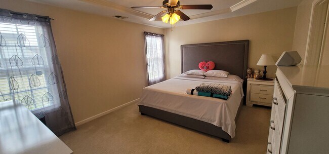 Building Photo - 4 Bedroom, 3 Full Bath with Bonus Home Boasting 2000+ Sq Ft